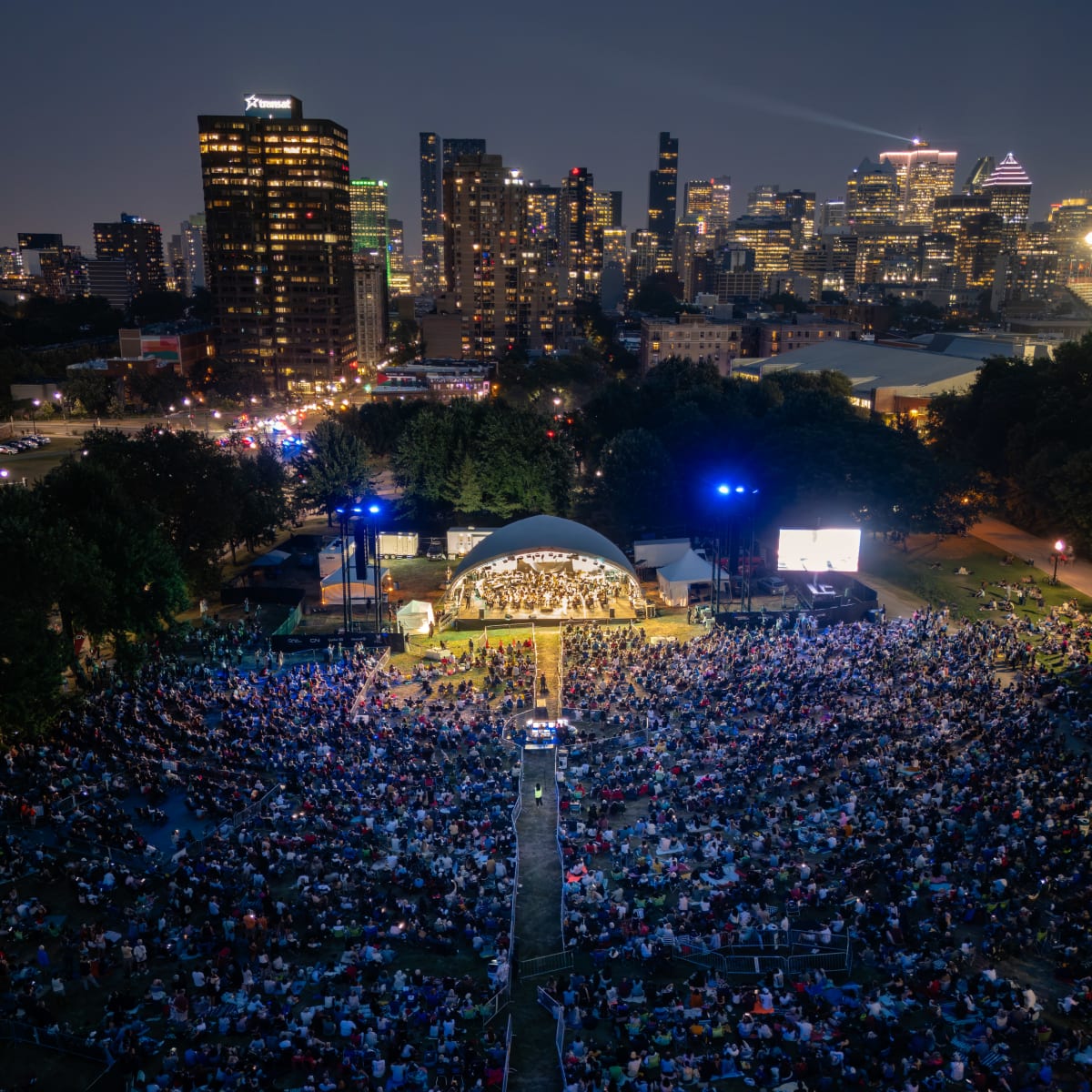 Foule au pieds du Mont Royal.