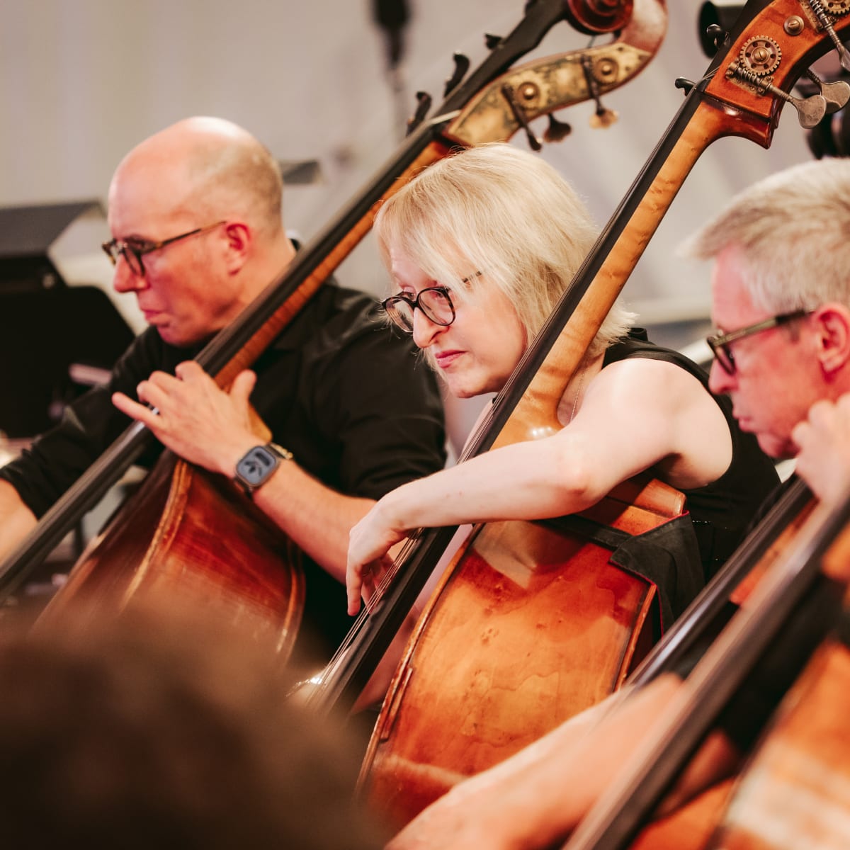 L'Orchestre métropolitaine jouant d'instruments.