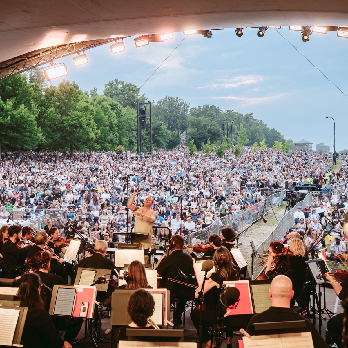 L'Orchestre métropolitaine jouant d'instruments.