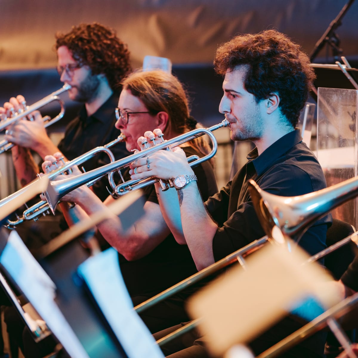 L'Orchestre métropolitaine jouant d'instruments.