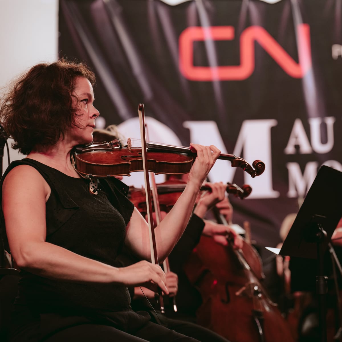 L'Orchestre métropolitaine jouant d'instruments.