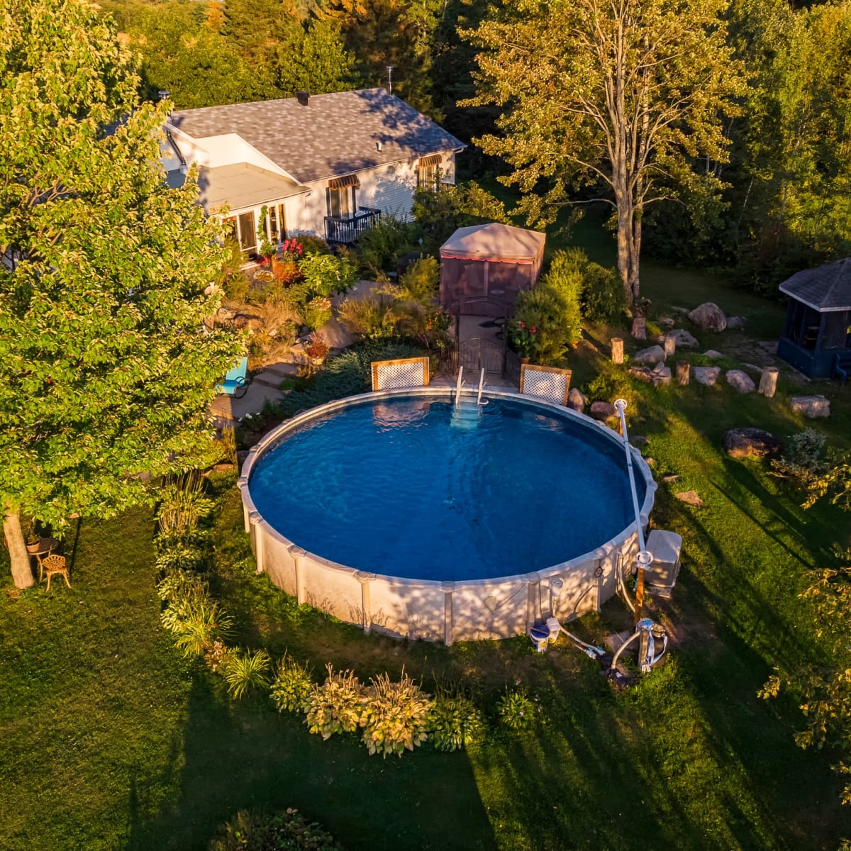 Vue aérienne du gîte Le Grandelinois et de sa piscine.