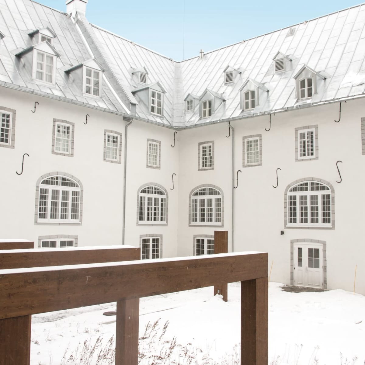 Extérieur du Monastère des Augustines en hiver.