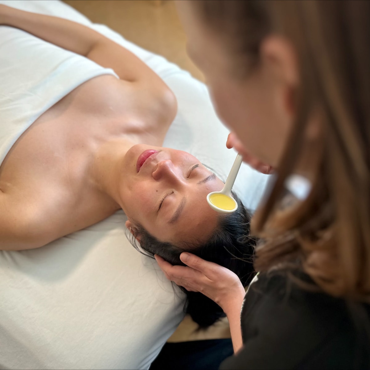Massage de la tête au Monastère des Augustines.