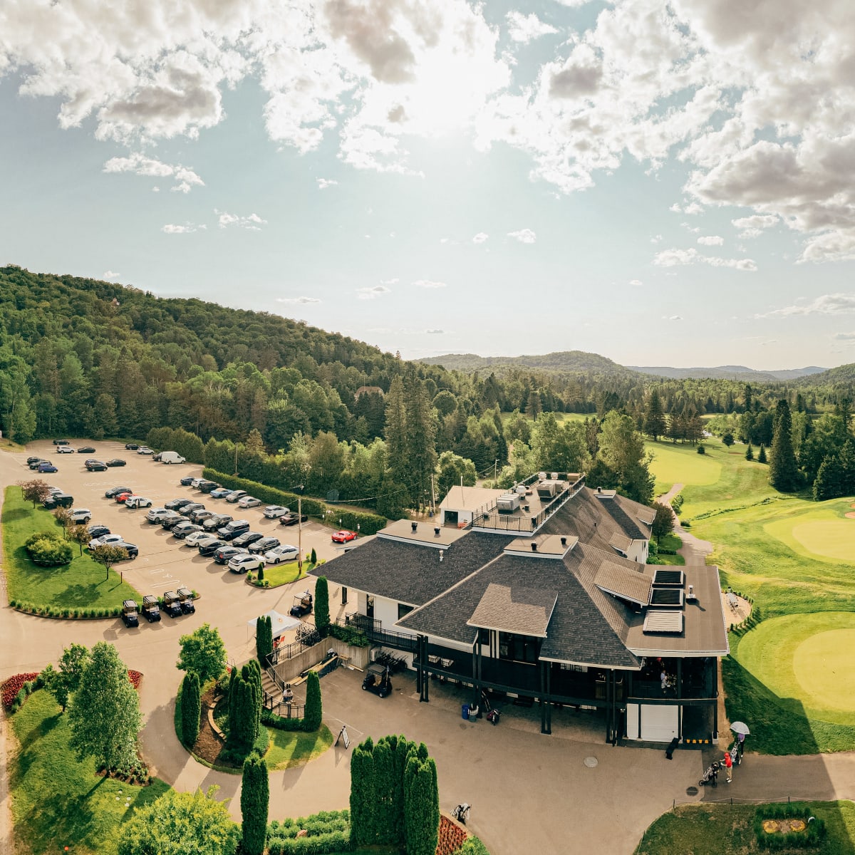 Le Val-Mo Pub Gourmand - Extérieur du bâtiment avec un terrain de golf