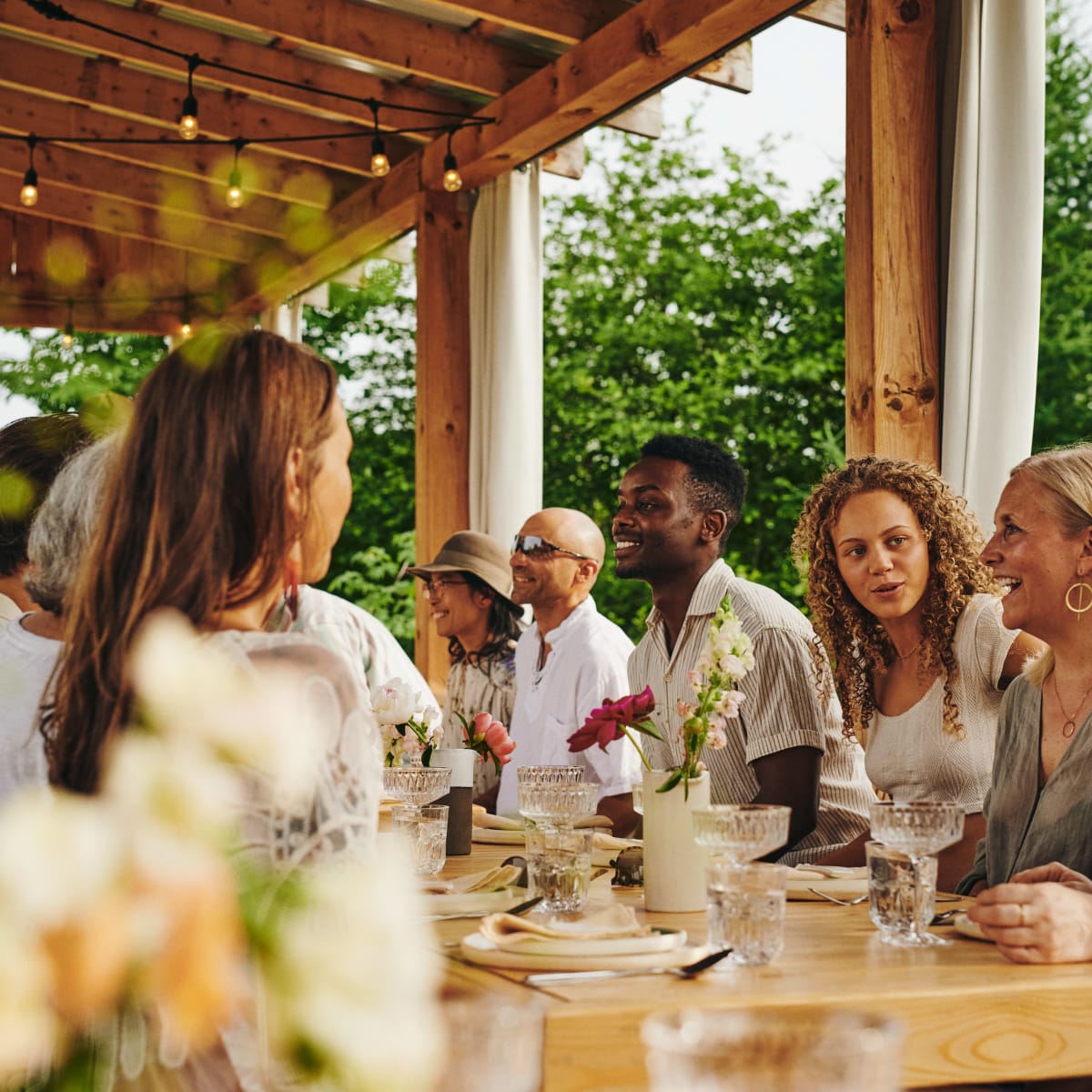 Groupe d'amis à table en été.