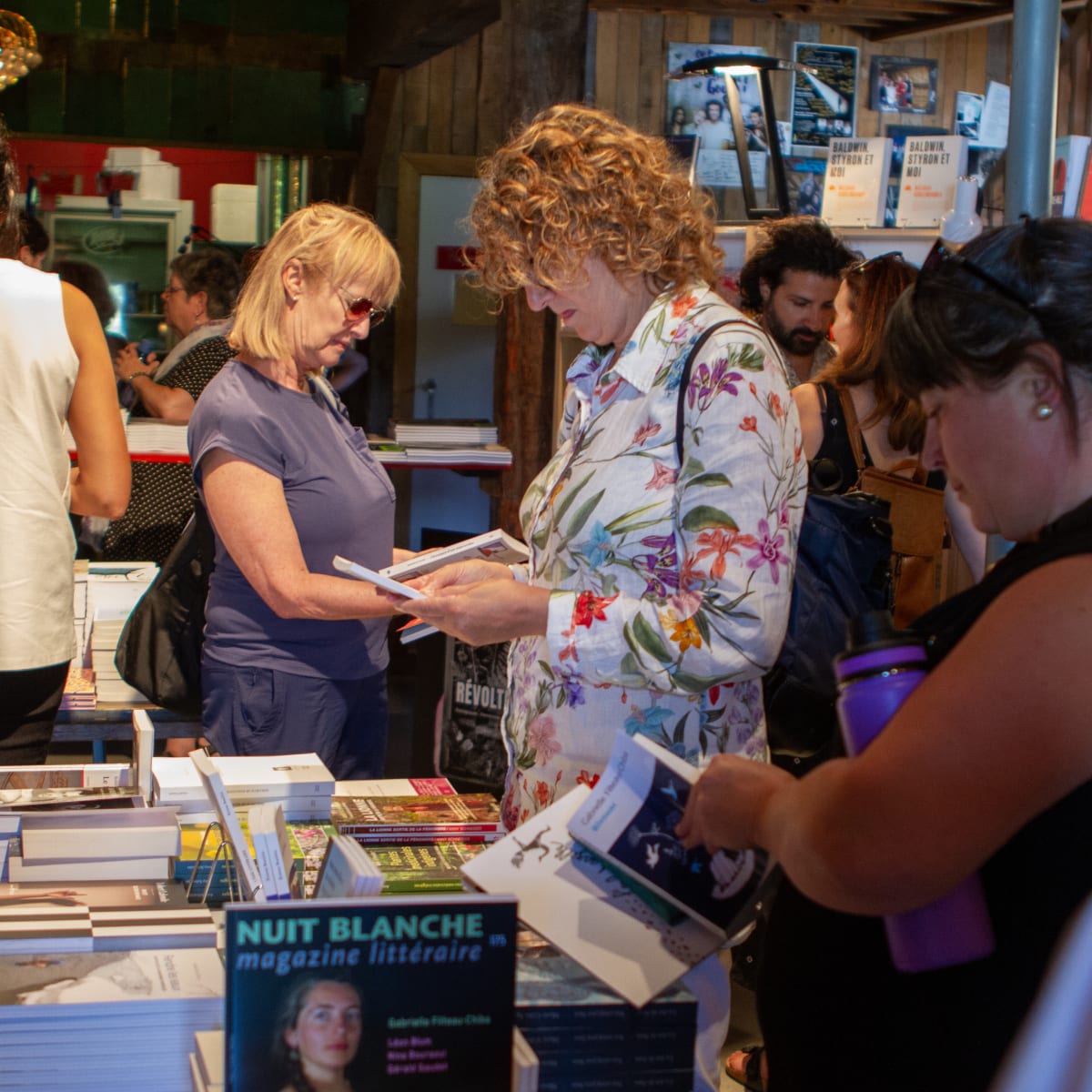 Les Correspondances d’Eastman - Des personnes regardent des livres dans une librairie