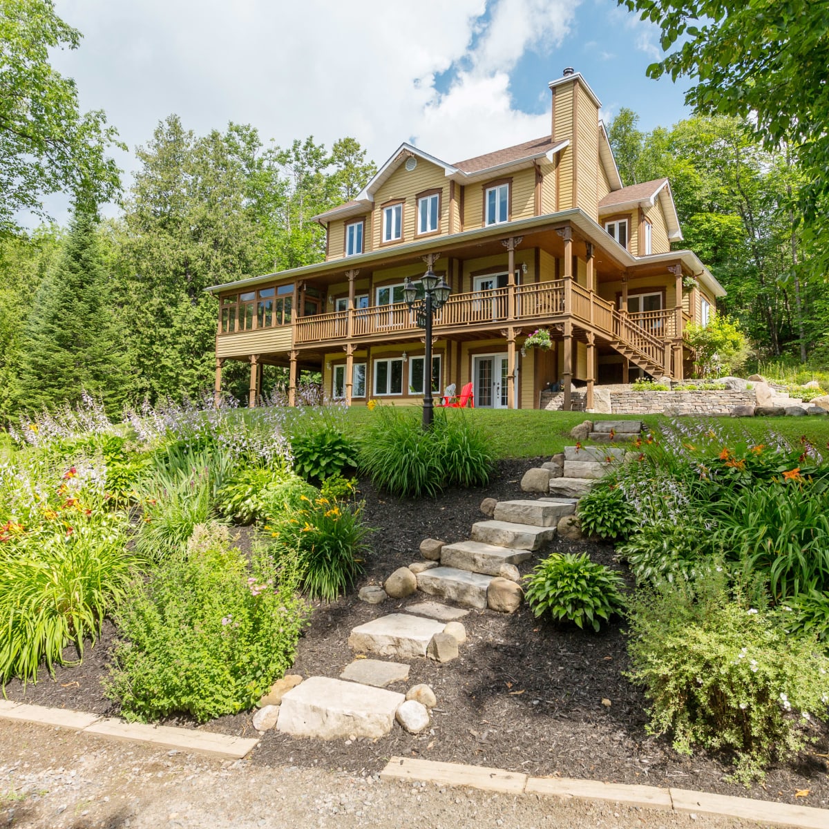 Extérieur du gîte Les Dames du Lac en été.