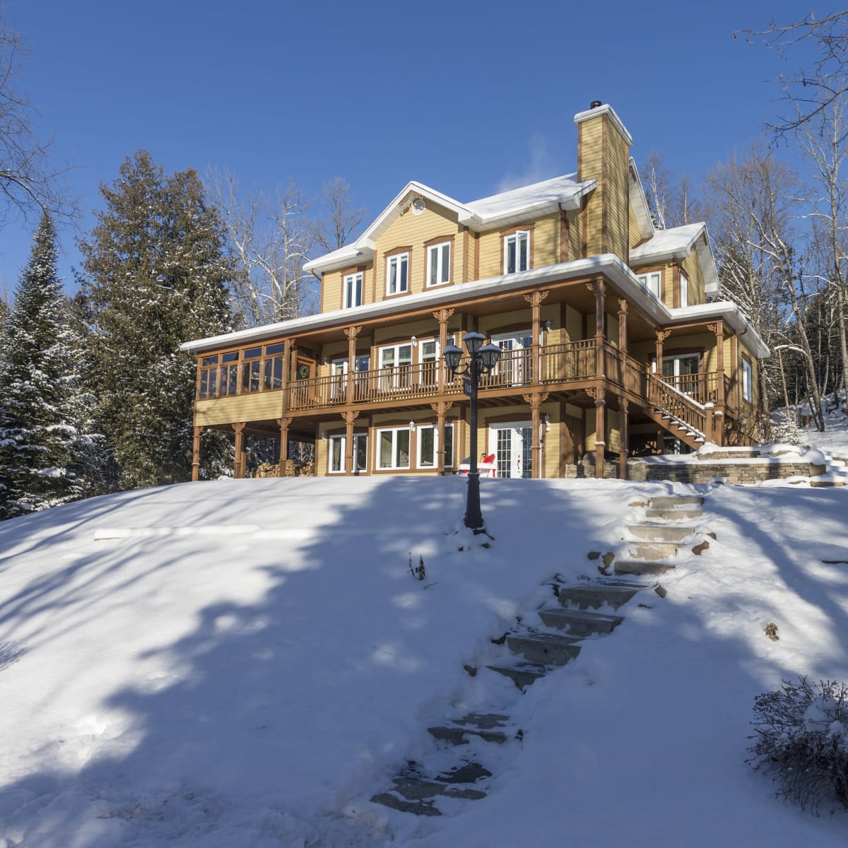Extérieur du gîte Les Dames du Lac en hiver.