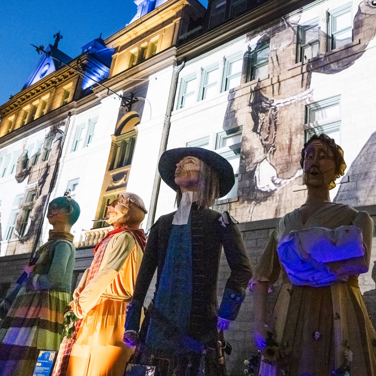 Les Fêtes de la Nouvelle-France - Une rangée de figures géantes