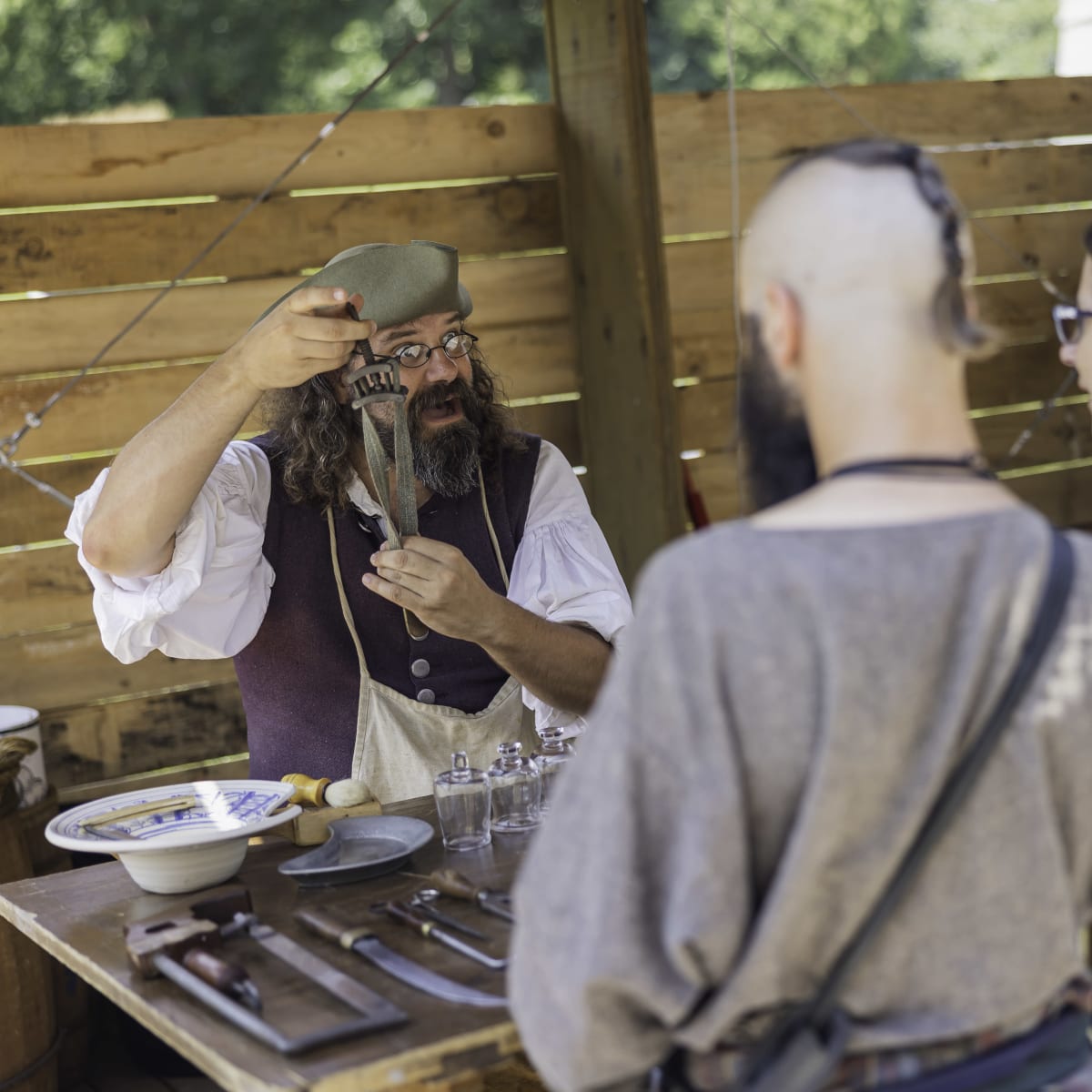 Les Fêtes de la Nouvelle-France – Un homme et une femme avec un artisan.