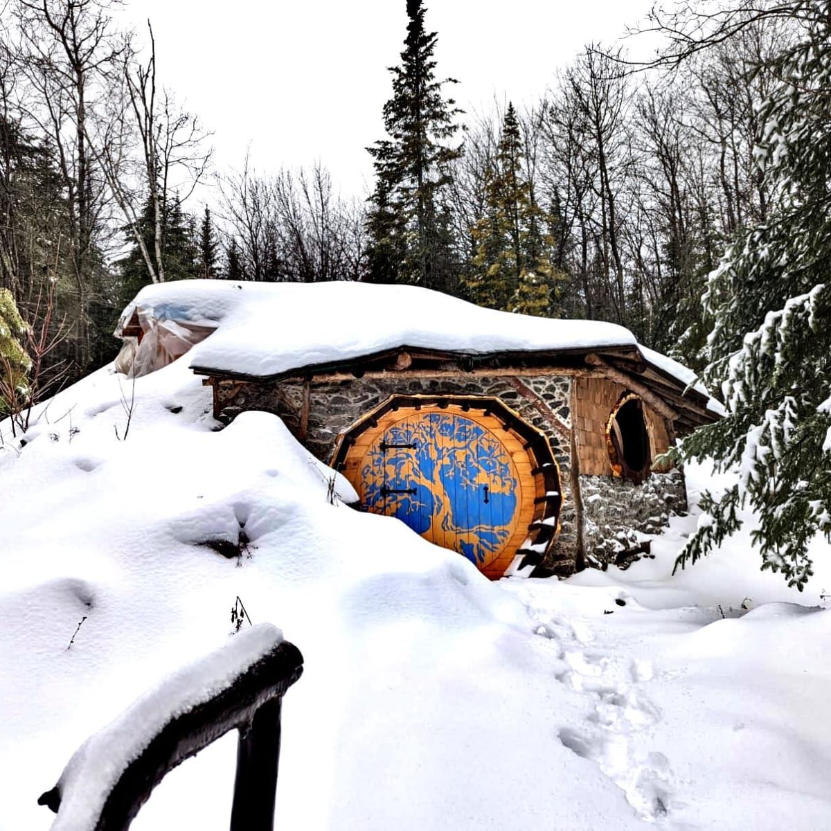 Maison de Hobbit en hiver.