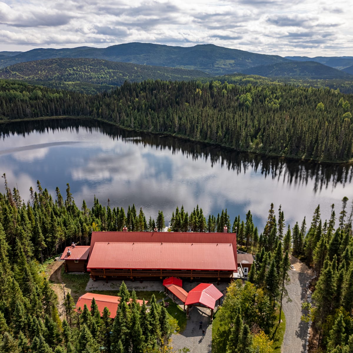 Vue aérienne de la Pourvoirie du Lac Moreau.