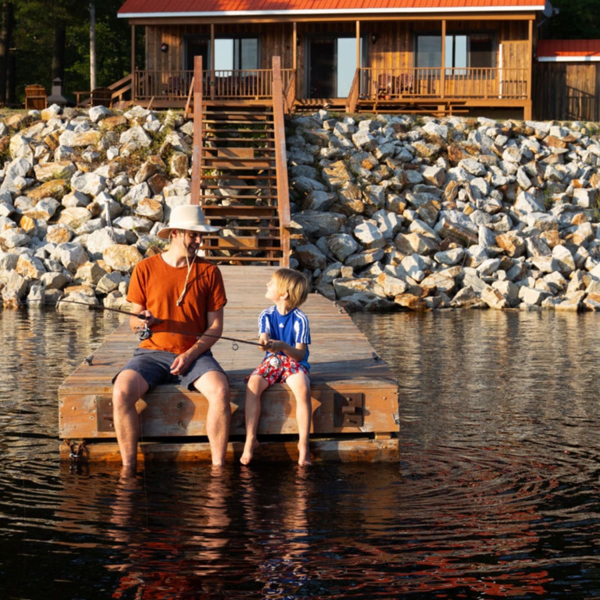 Père et fils en train de pêcher dans une pourvoirie des Laurentides.