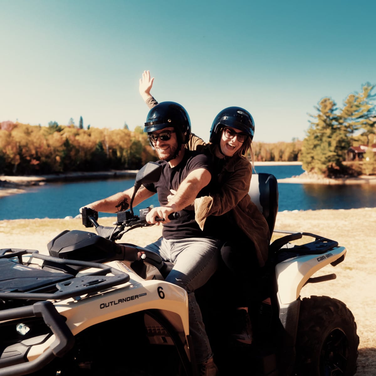 Couple en quad dans une pourvoirie des Laurentides.