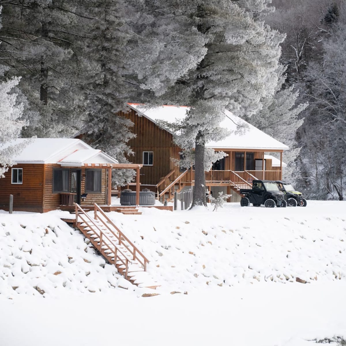 Deux petits chalets dans un décor enneigé.