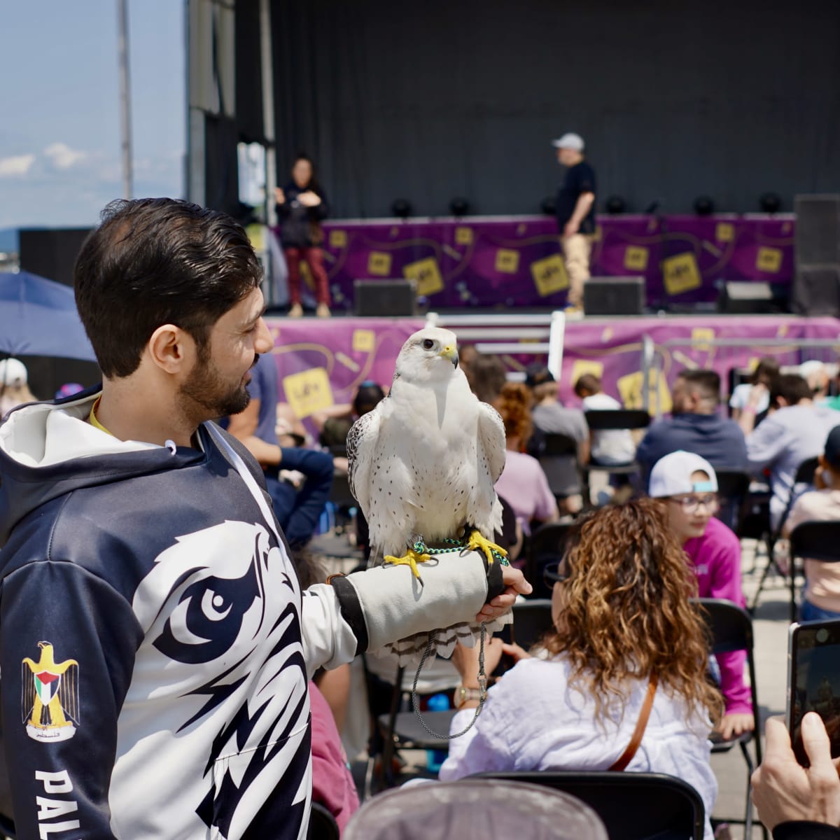 Un homme avec un rapace sur le bras au Festival de Sciences Lévisium 2026 à Québec