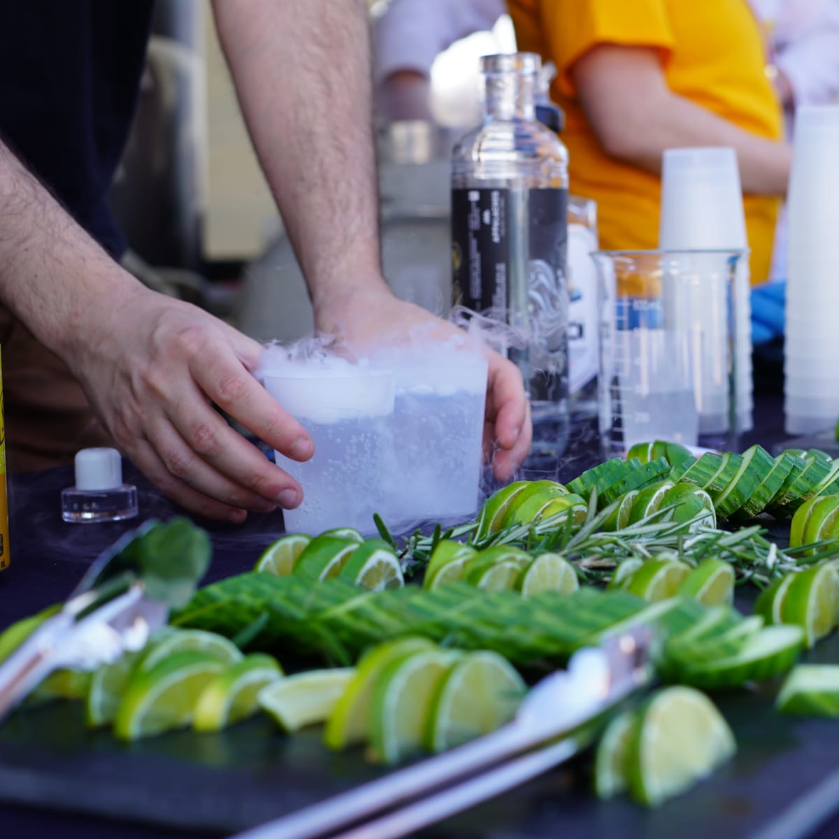 Préparation de boissons au Festival de Sciences Lévisium 2026 à Québec