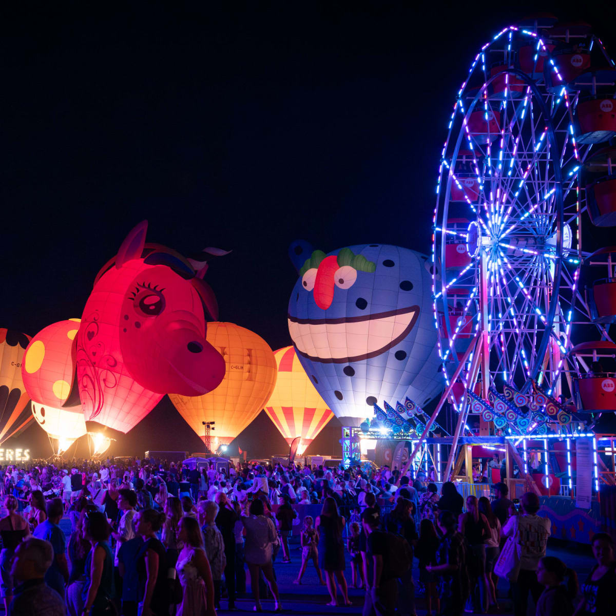Montgolfières illuminées la nuit à l'International de montgolfières de Saint-Jean-sur-Richelieu.