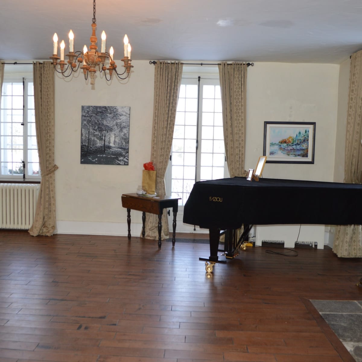 Salle de réception et piano.
