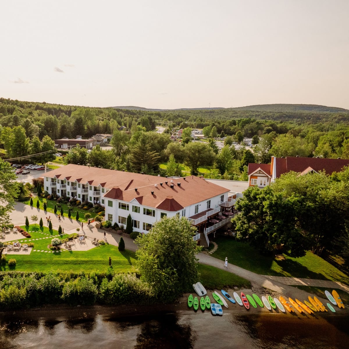 Vue aérienne du Manoir du Lac William l'été.