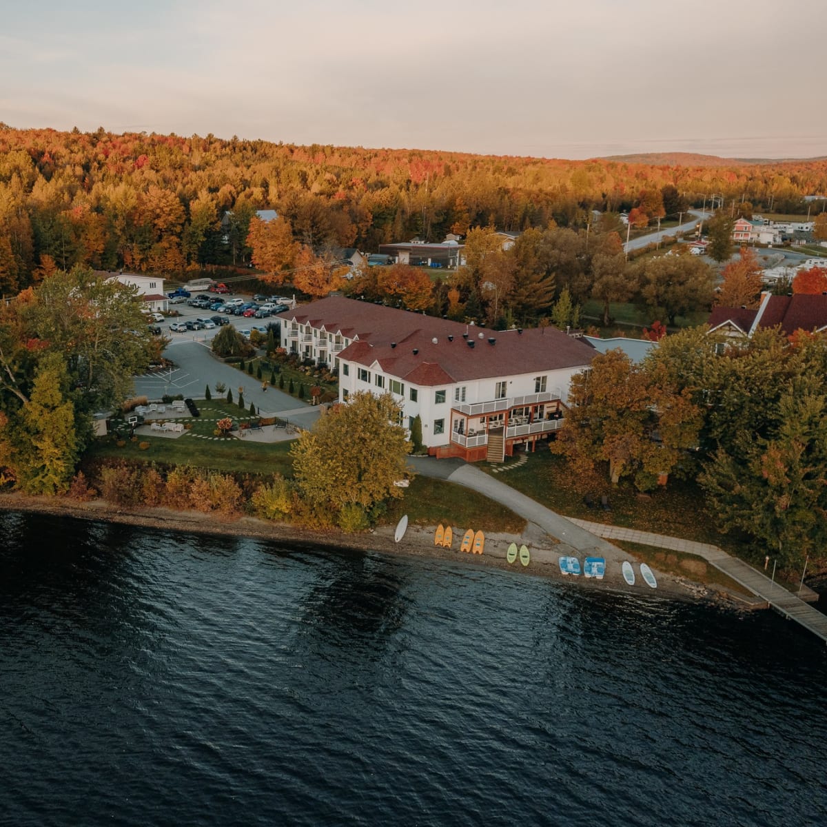 Vue aérienne du Manoir du lac William en automne.