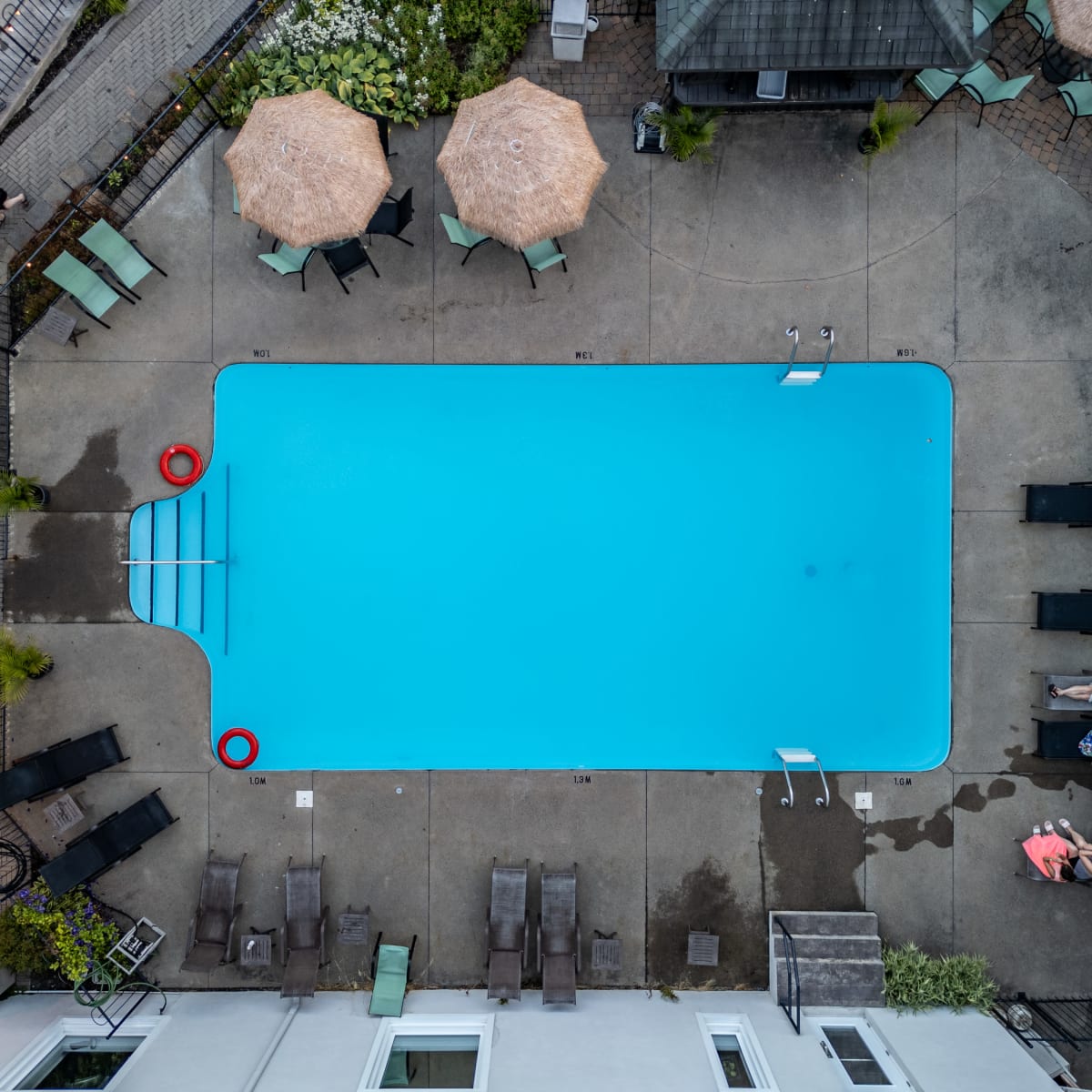 Bird's-eye view of the outdoor pool at Manoir Lac-Etchemin.