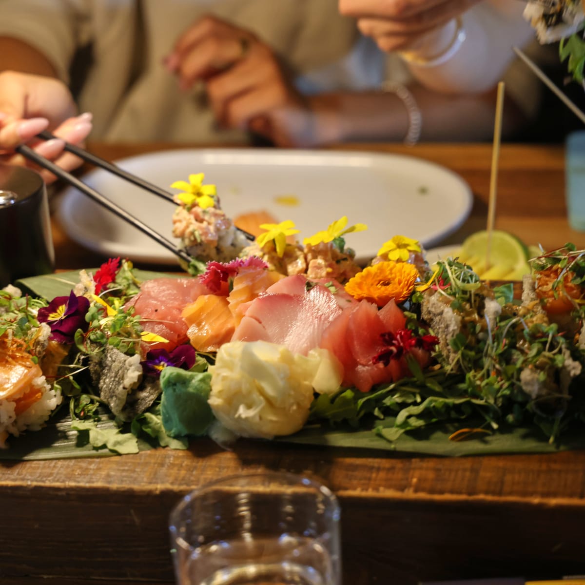 Gros plan sur une assiette gourmande servie au Manoir Saint-Sauveur.