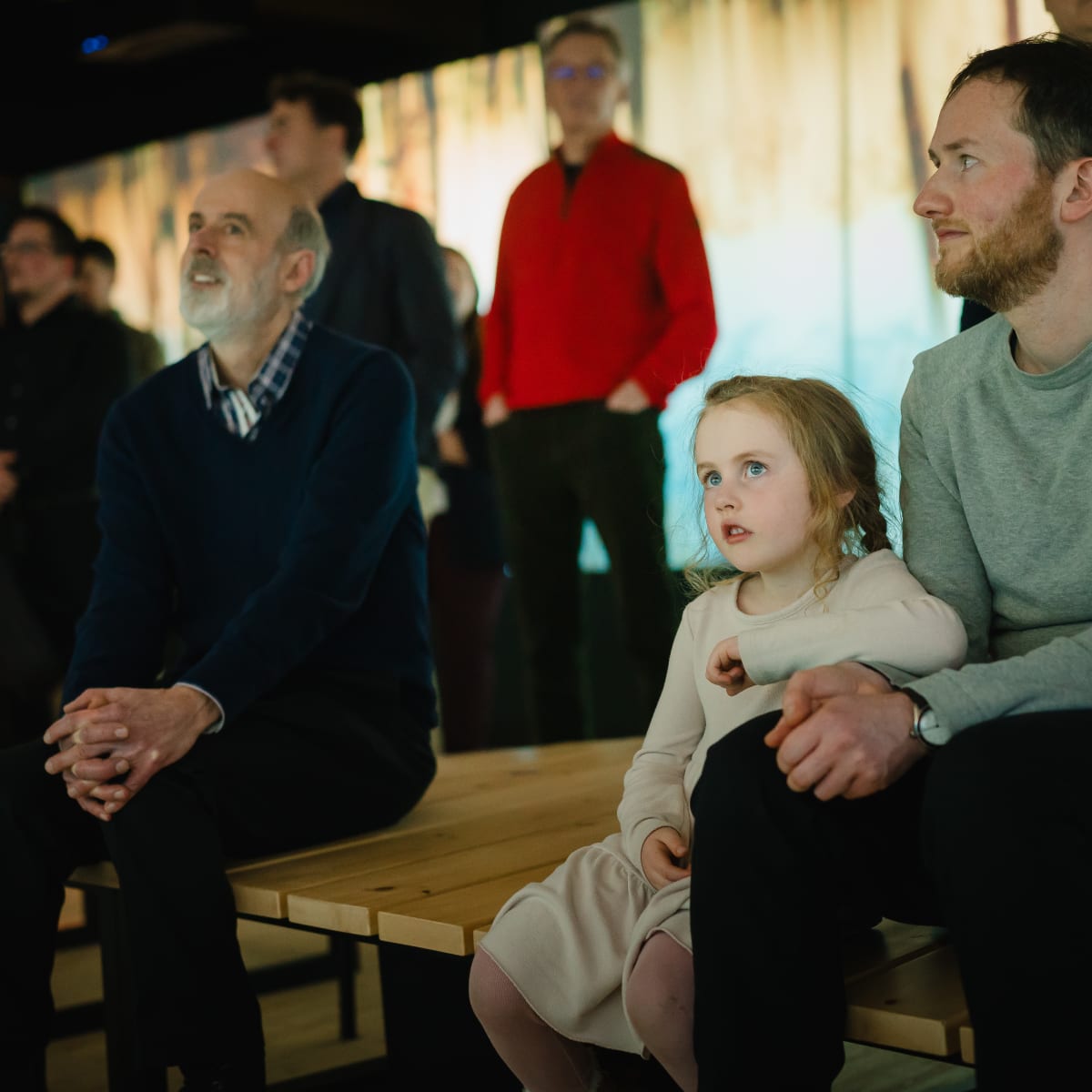 Famille qui regarde une exposition au Centre d'exposition du Marais de la Rivière-aux-Cerises.