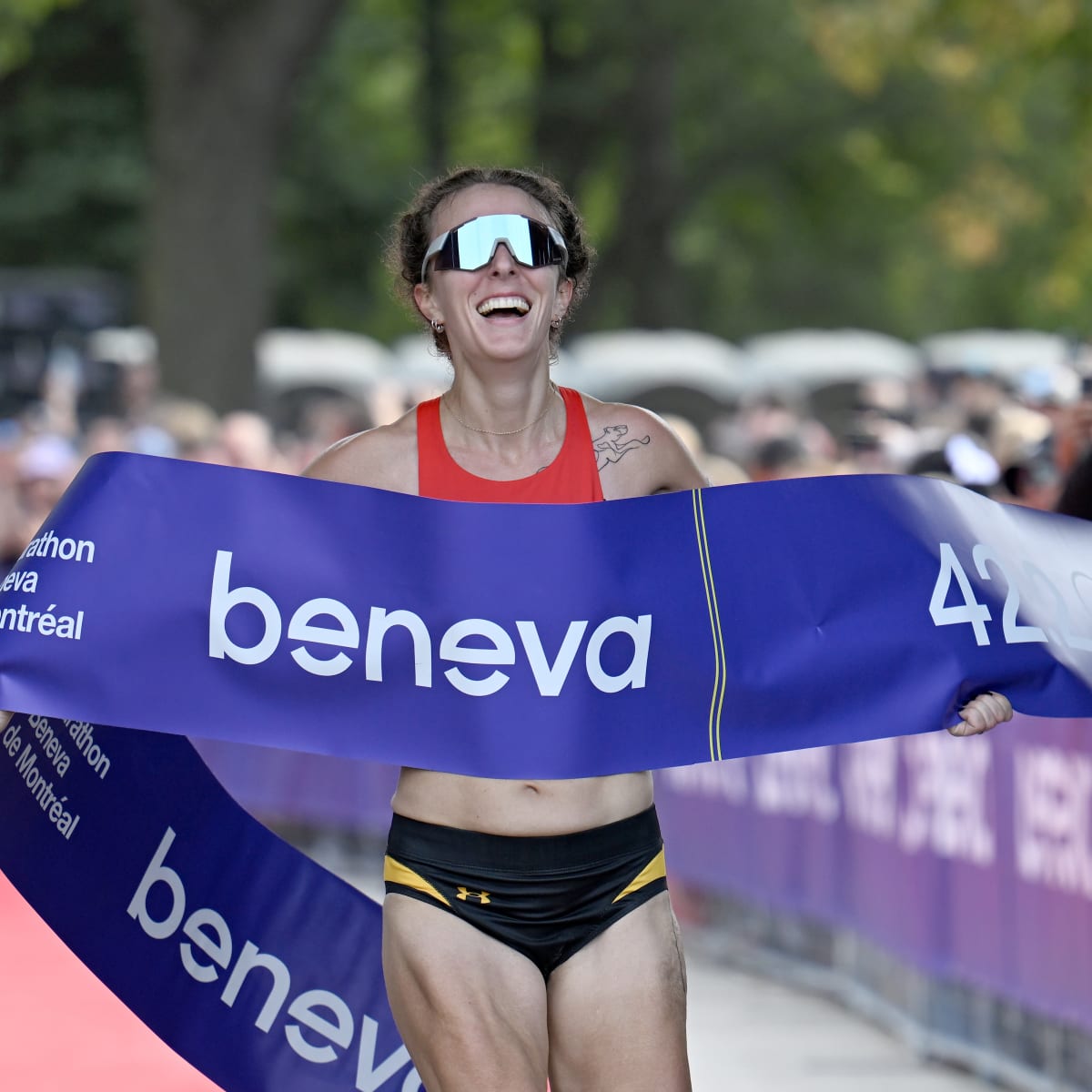 Marathon Beneva de Montréal - Une coureuse à la ligne d'arrivée du marathon