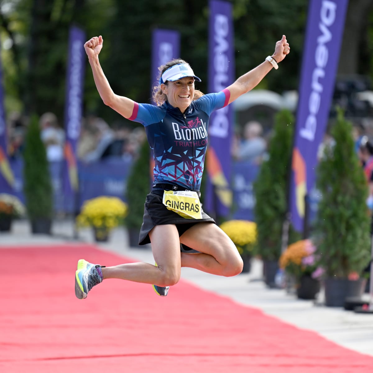 Marathon Beneva de Montréal - Une coureuse saute de bonheur