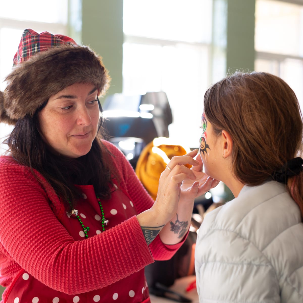 Marché de Noël de Prévost - Une femme maquille un enfant