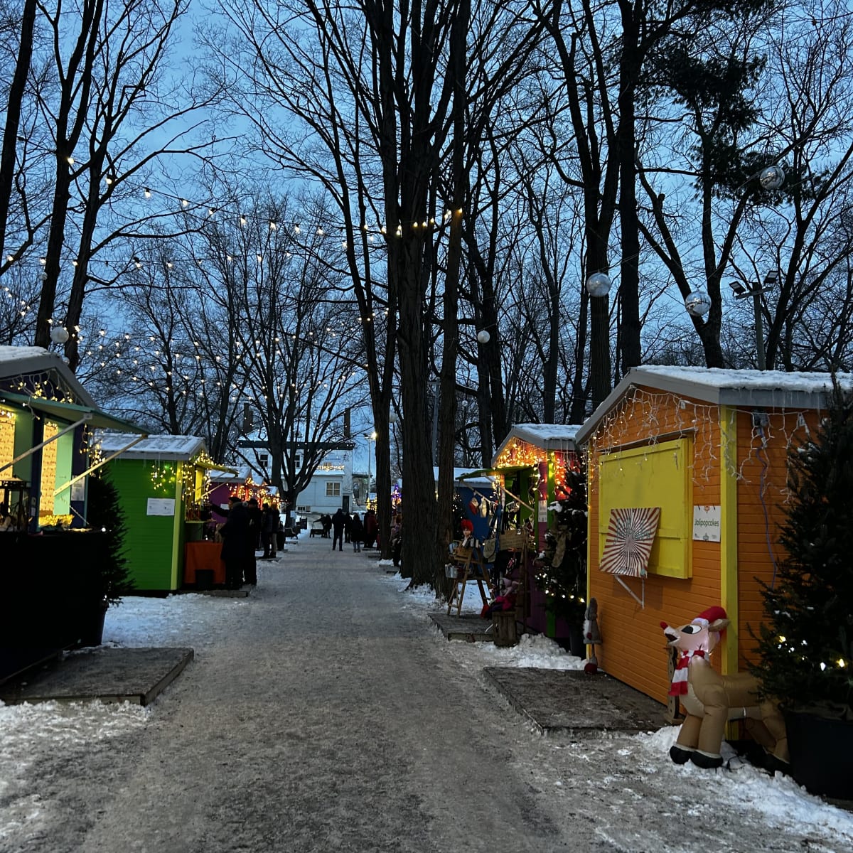 Le Marché de Noël du Vieux-Saint-Eustache illuminé en soirée.