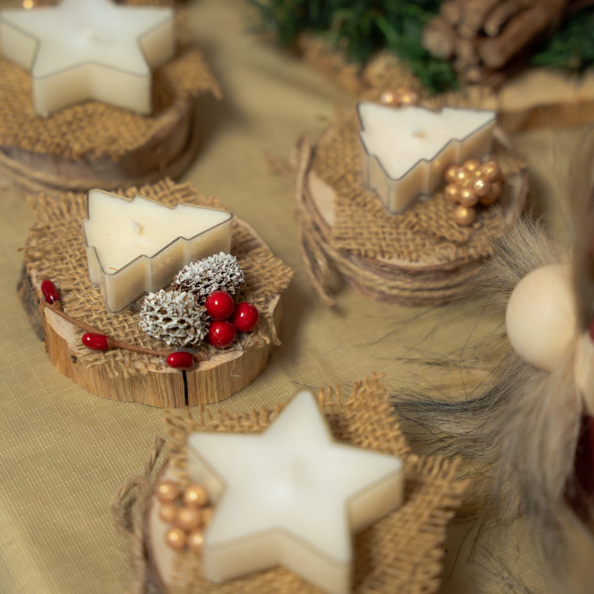 Des bougies de Noël blanche en forme de sapin et d'étoile.