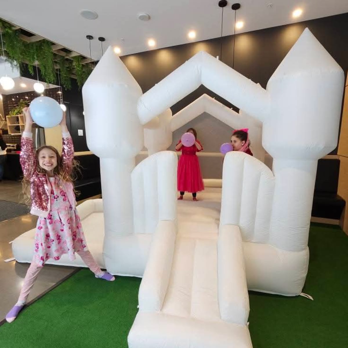 Marché des Trouvailles Locales - Small white bouncy castle with kids