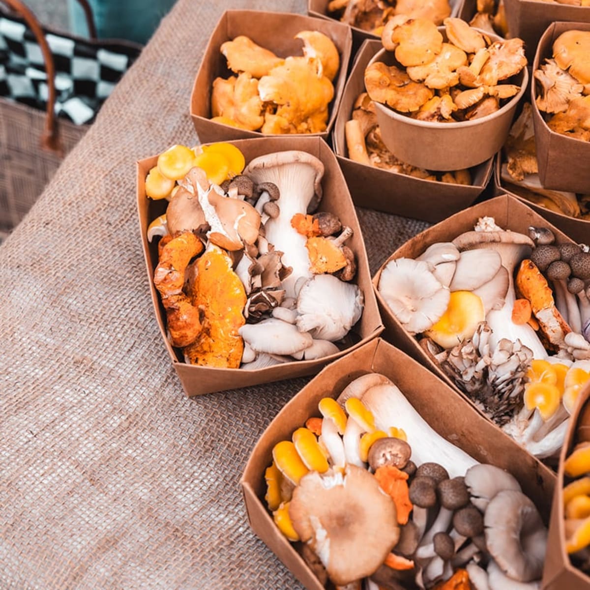 Caissettes de champignons au marché