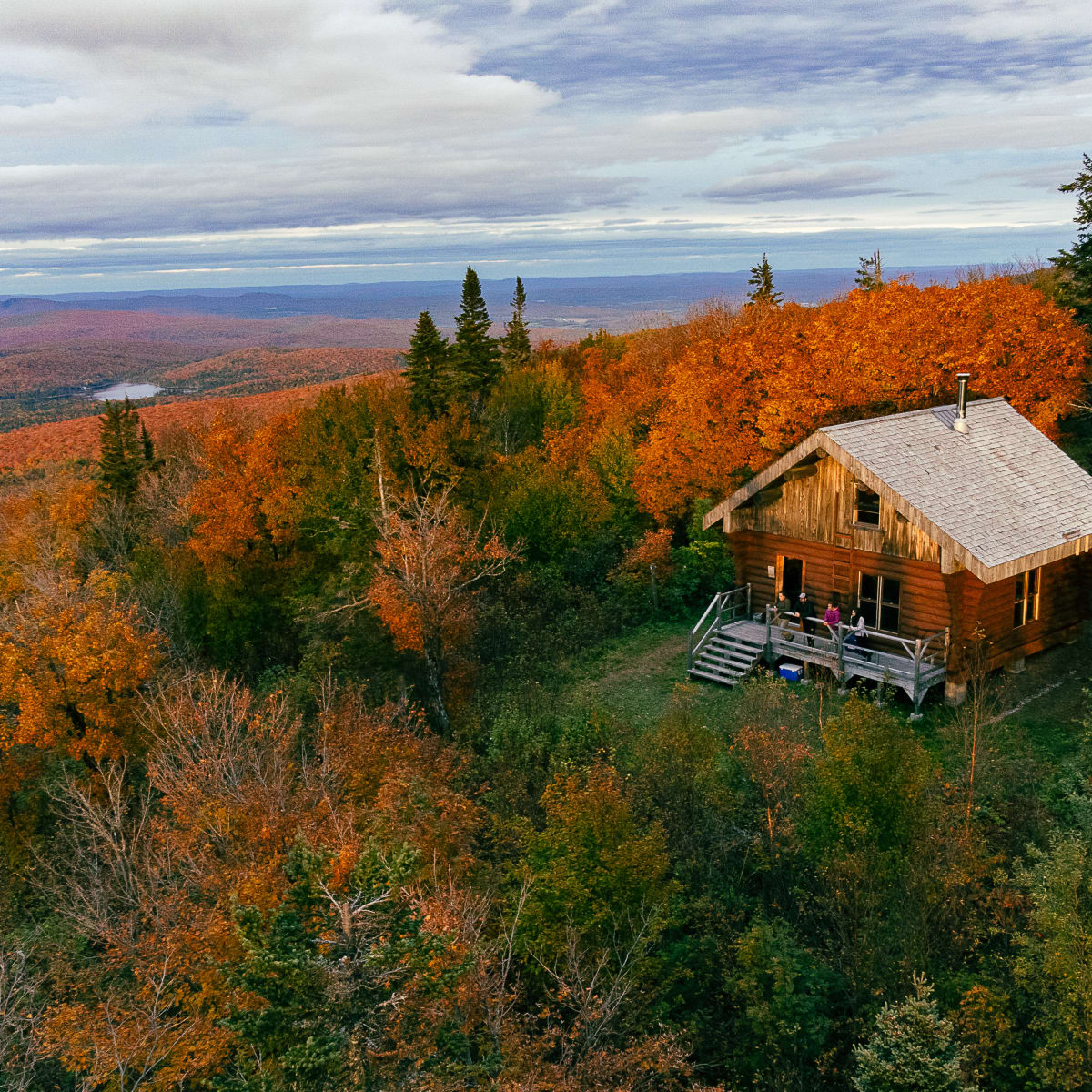 Perfect activities for a colourful fall with Quebec Adventure Outdoor - Cottage surrounded by a fall landscape