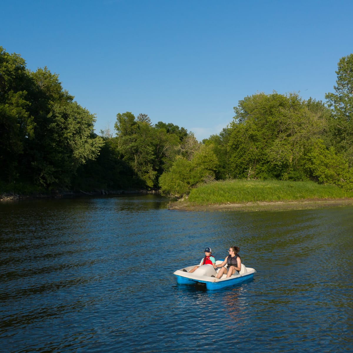 Discover what makes Nicolet-Yamaska such a rich region - Pedal boating on the Nicolet River