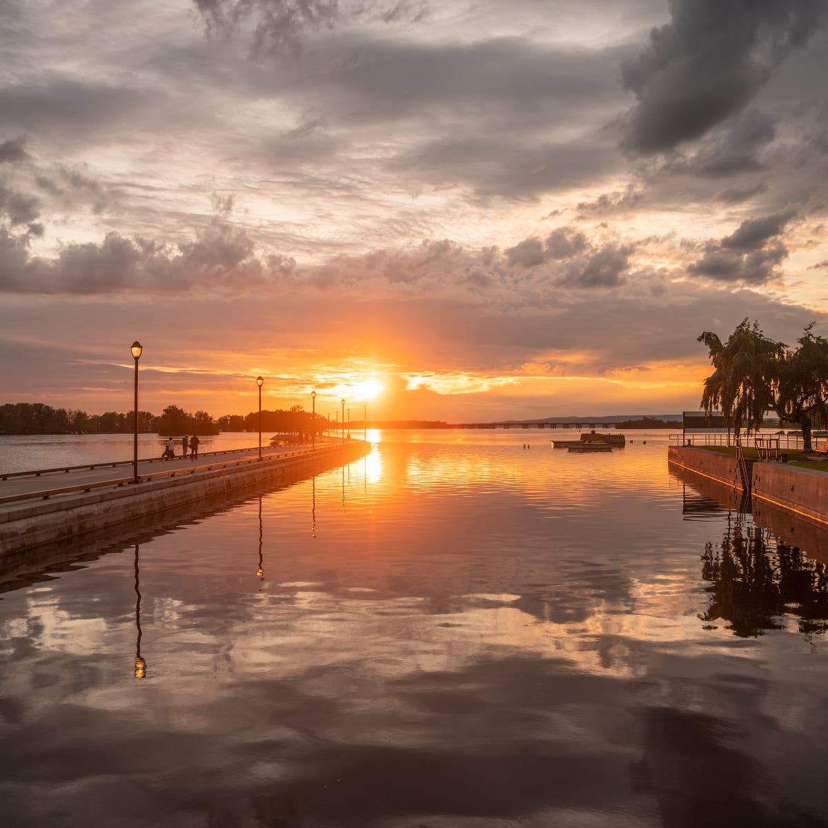Sainte-Anne-de-Bellevue, s’évader sans s’éloigner - Coucher de soleil sur la Promenade du canal.