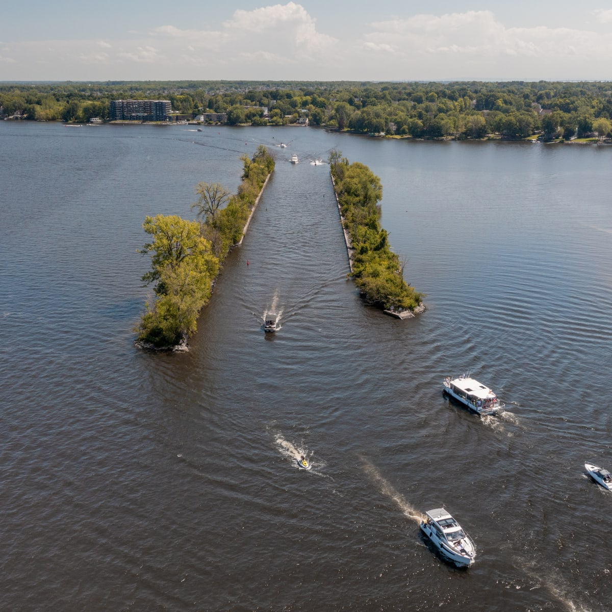 Sainte-Anne-de-Bellevue, s’évader sans s’éloigner - Navette fluviale naviguant sur le lac Saint-Louis