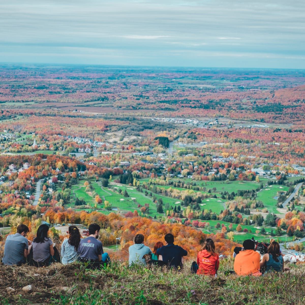 Bromont, the destination that promises a change of scenery this autumn! - Hikers at the top of Bromont