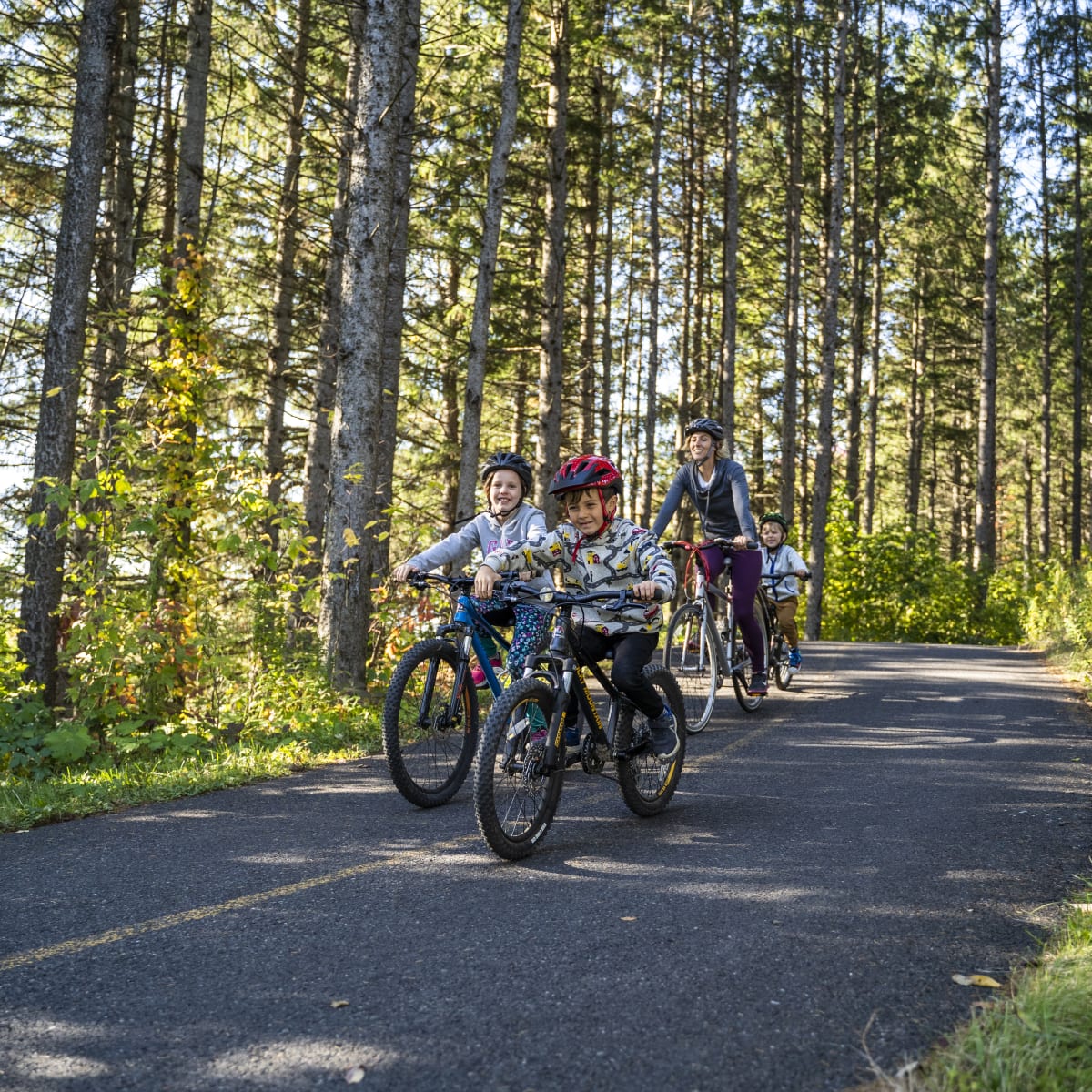 Bromont, the destination that promises a change of scenery this autumn! - Family bike ride