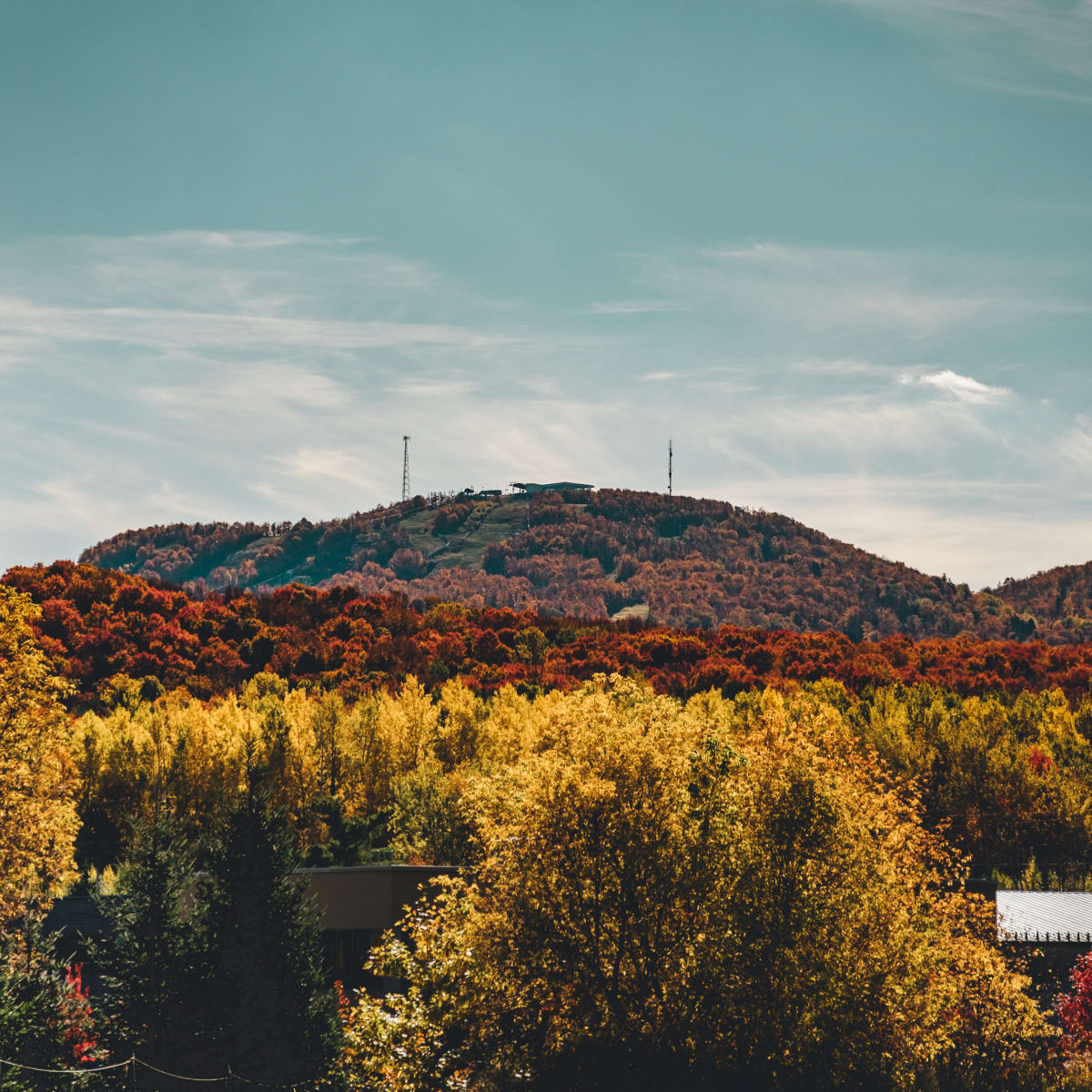 Bromont, the destination that promises a change of scenery this autumn! - Autumn view of Bromont