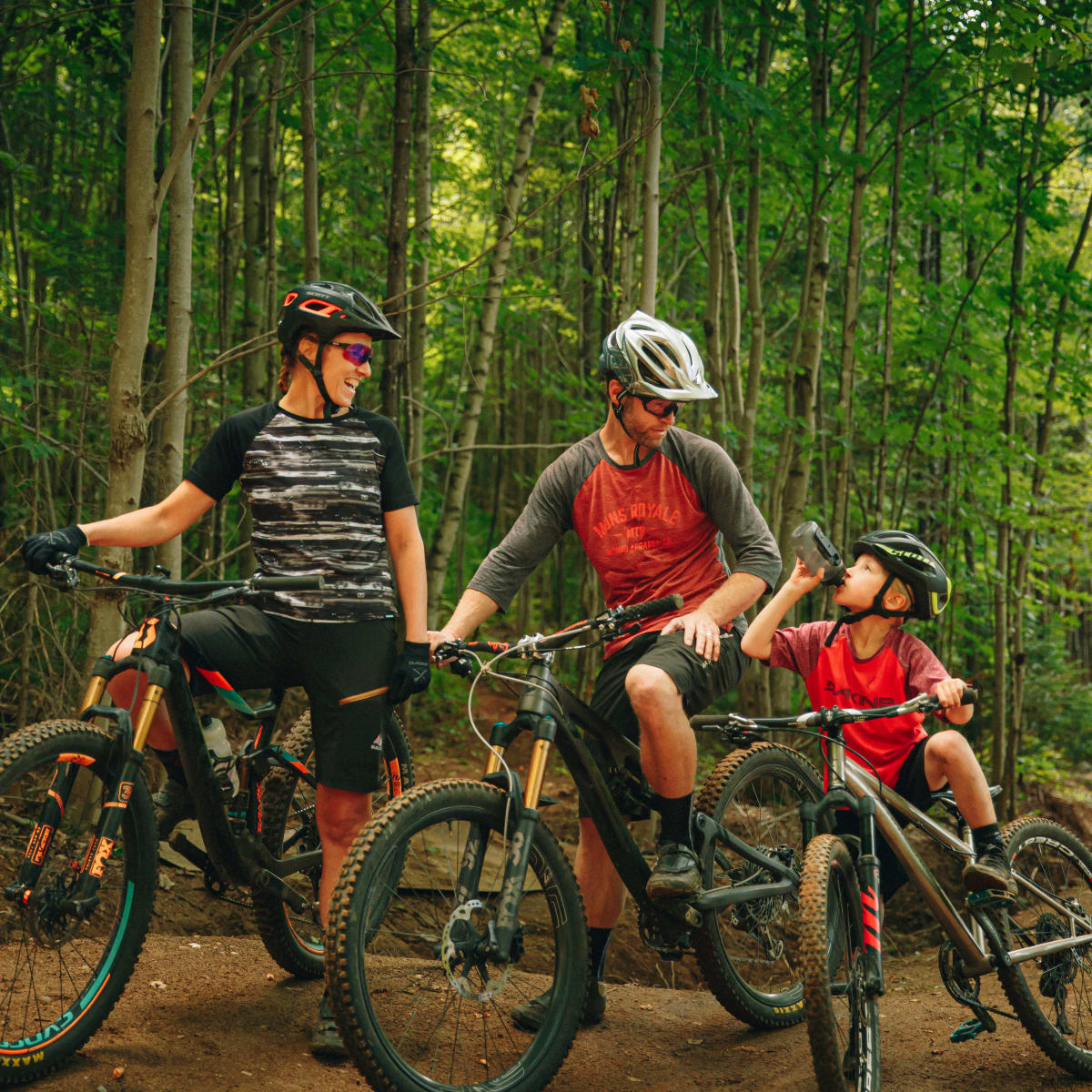 Tourisme Jacques-Cartier - Cyclistes dans un sentier de vélo de montagne