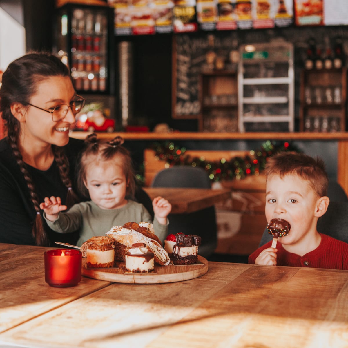 Découvrez l’Outaouais et ses territoires grâce à ces incontournables! - Famille dégustant des desserts, Cheesecake Bar.