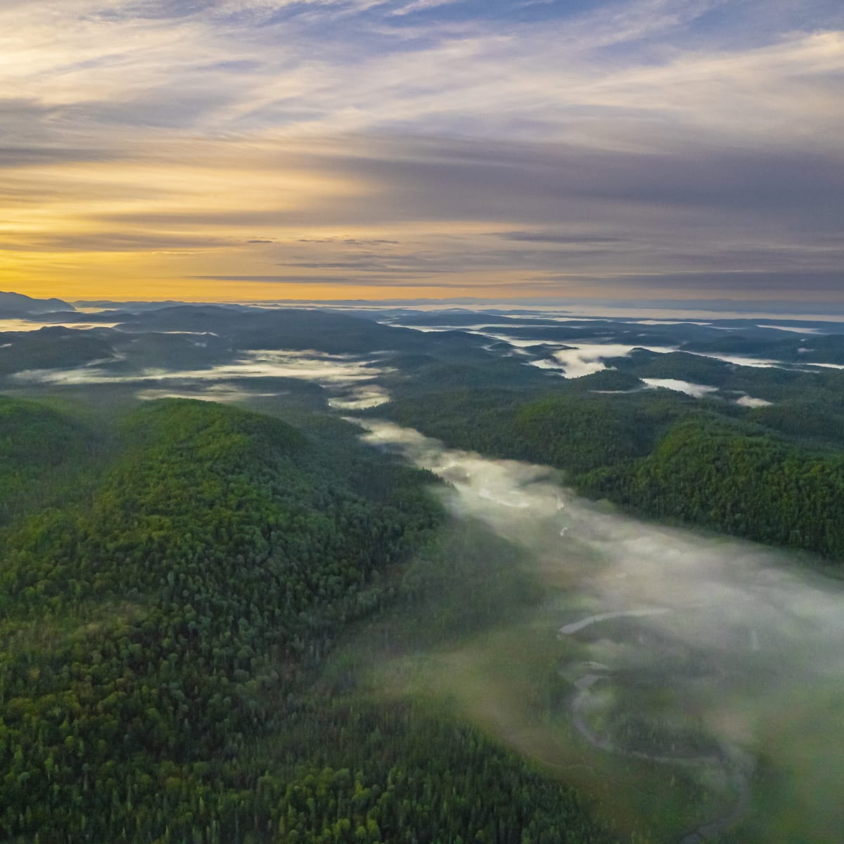 Votre aventure commence au Saguenay–Lac-Saint-Jean - Paysage montagneux au coucher de soleil