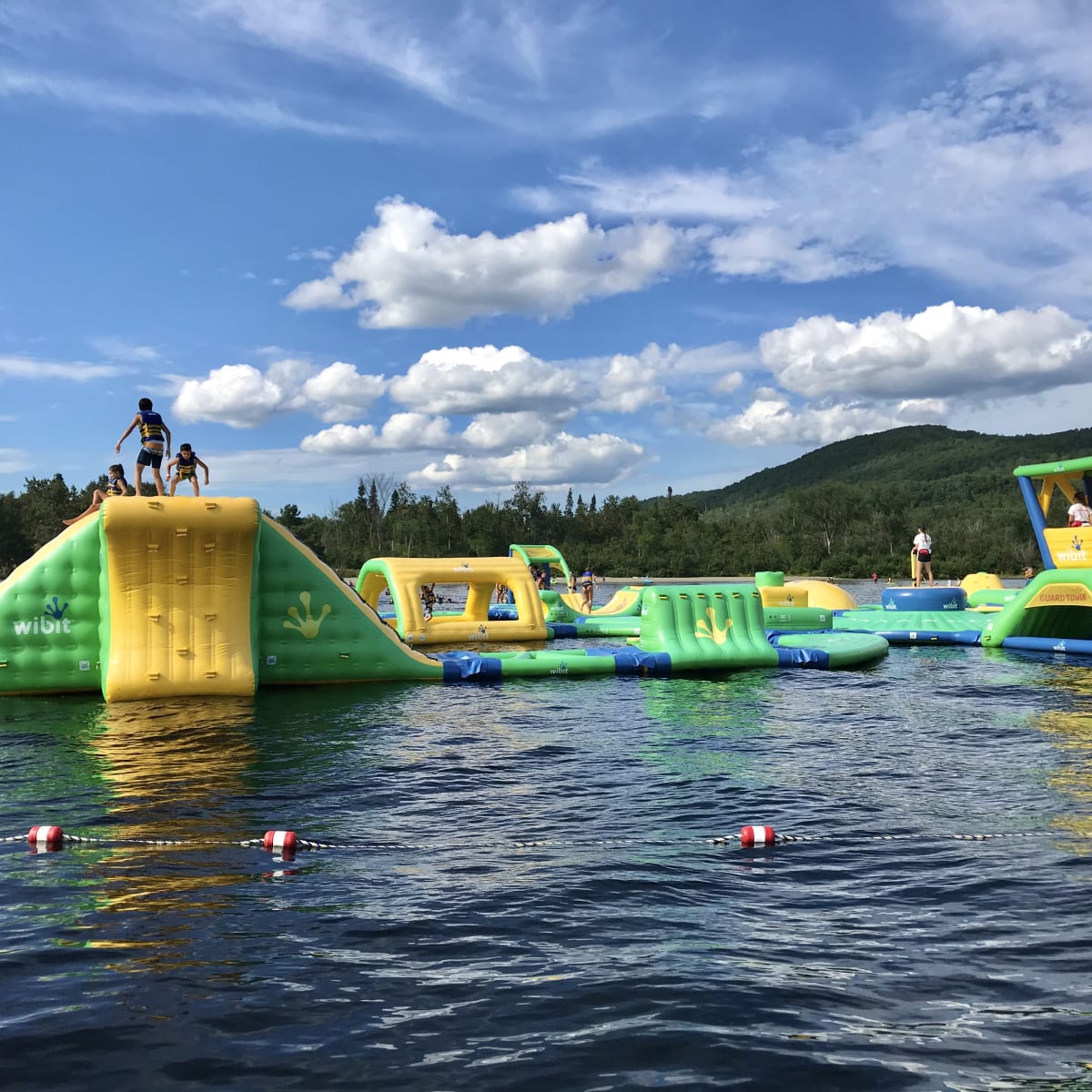 Visitez le Témiscouata, un secret bien gardé du Bas-Saint-Laurent - Jeu Wibit, Camping Plage Pohénégamook