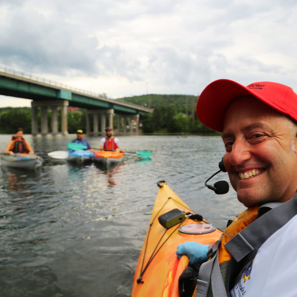 Découvrez ce qui fait vibrer Sherbrooke, le cœur urbain des Cantons-de-l’Est! - Un tour guidé en kayak en plein coeur de la ville