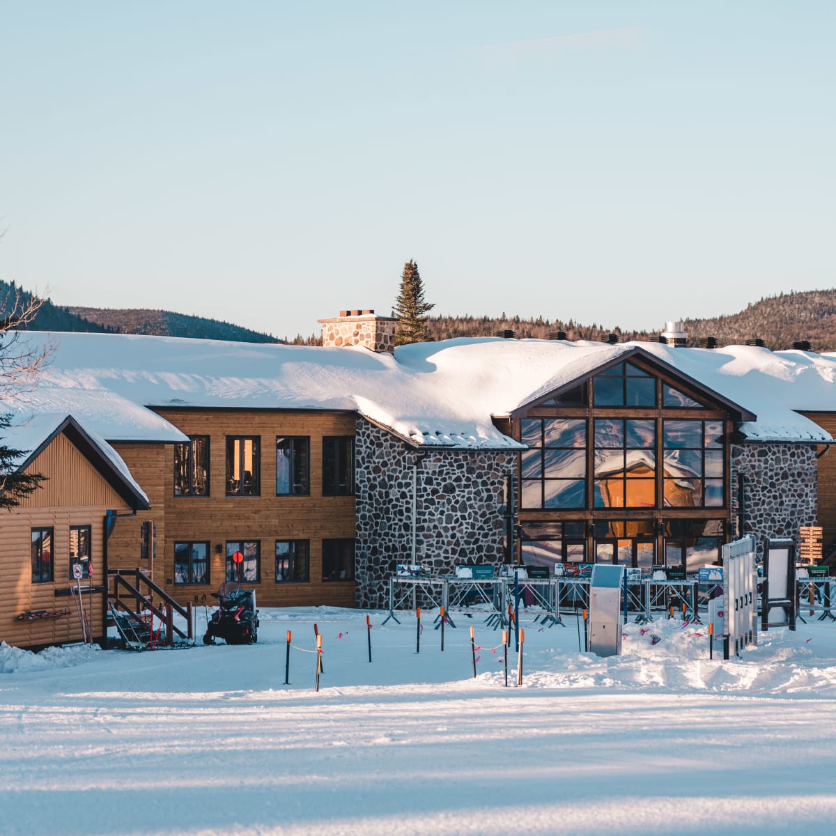 Chalet d'acceuil moderne à la base du Mont Grand-Fonds.