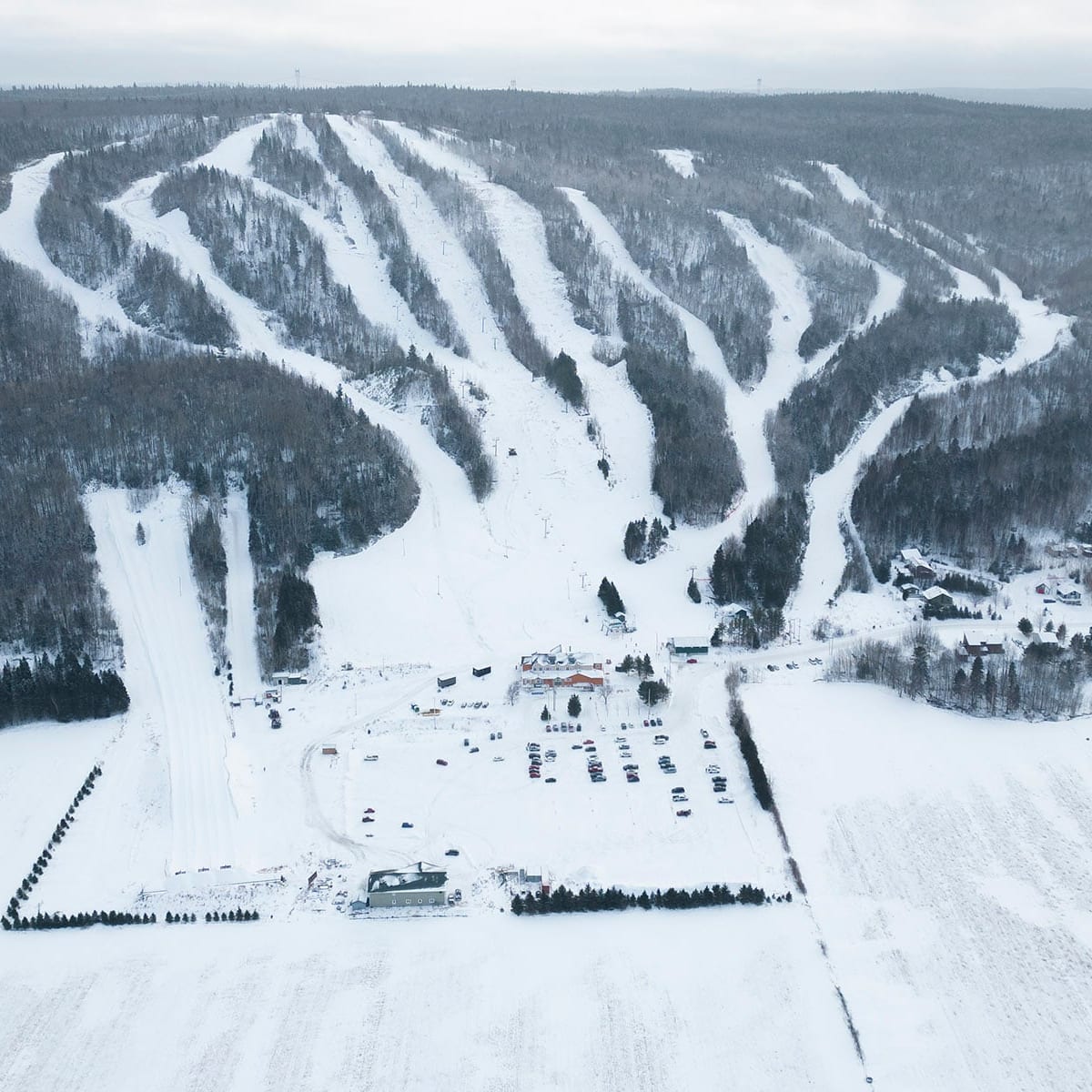 Vue aérienne de la montagne en hiver au Mont Lac-Vert.
